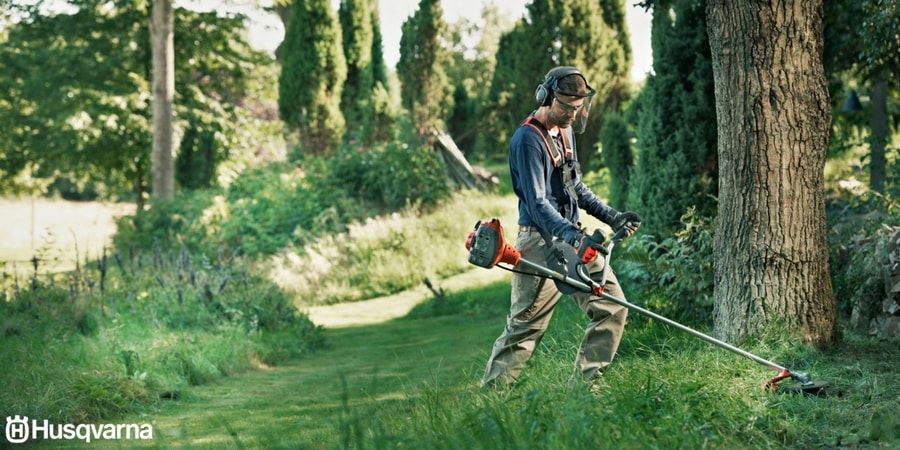 ¿Cómo se cambia el hilo a una desbrozadora Husqvarna?