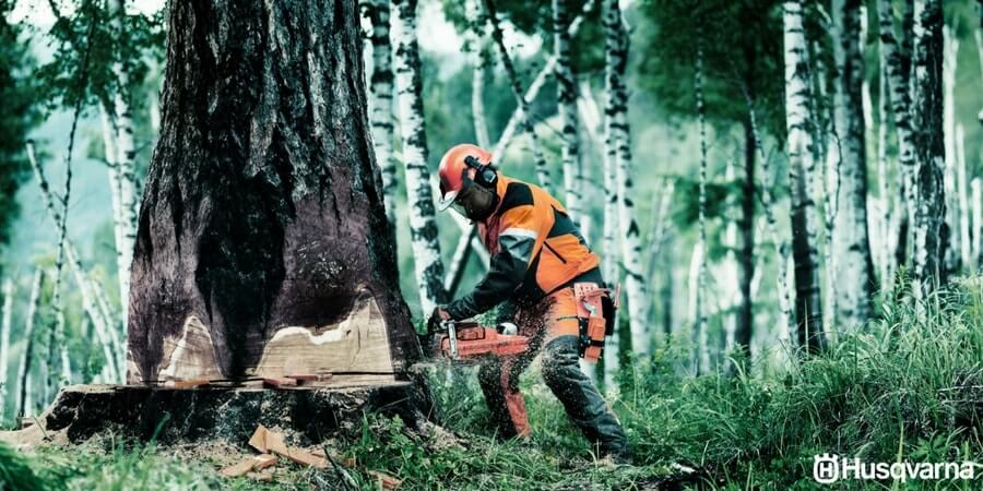 Cómo arrancar una motosierra Husqvarna