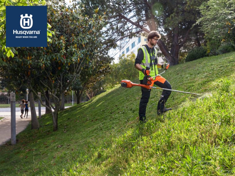¿Cómo se cambia el hilo de una desbrozadora Husqvarna?