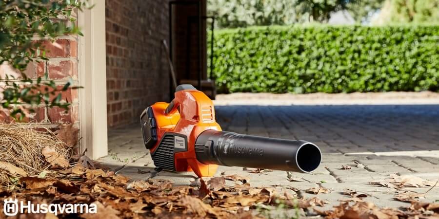 Cómo llevar a cabo el mantenimiento de un soplador de hojas Husqvarna